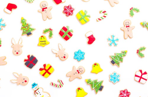 色々な種類のクリスマスアイシングクッキーの写真