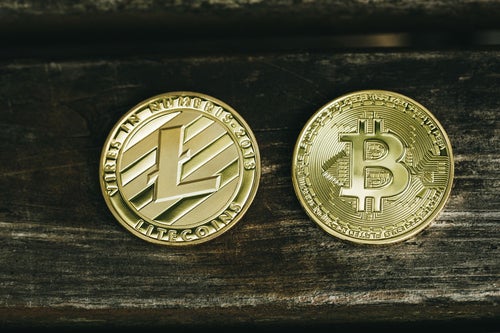 卓上のライトコインとビットコイン（仮想通貨）の写真