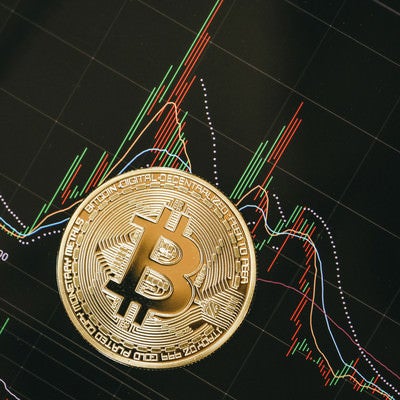 チャート画面とビットコイン（仮想通貨）の写真