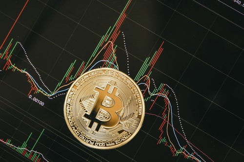 チャート画面とビットコイン（仮想通貨）の写真