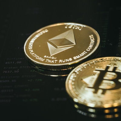 取引画面上に置かれた仮想通貨（暗号資産）の写真