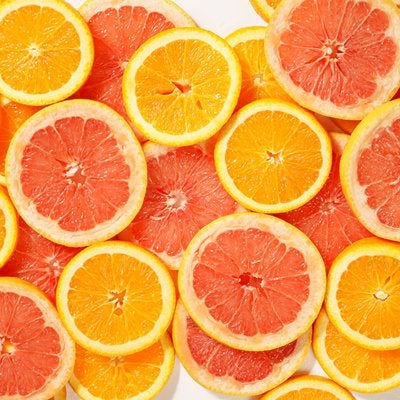 輪切りにしたオレンジとグレープフルーツの写真