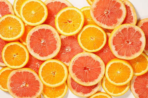輪切りにしたオレンジとグレープフルーツの写真