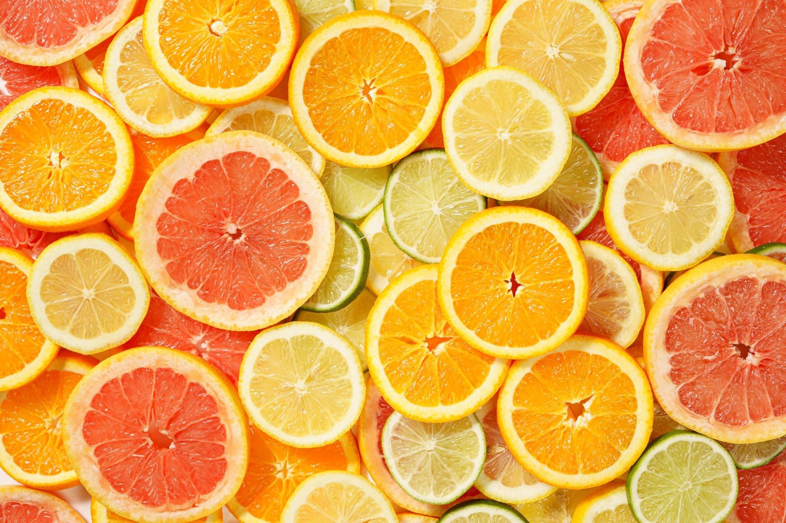 「輪切りにしたグレープフルーツなどの柑橘類」の写真