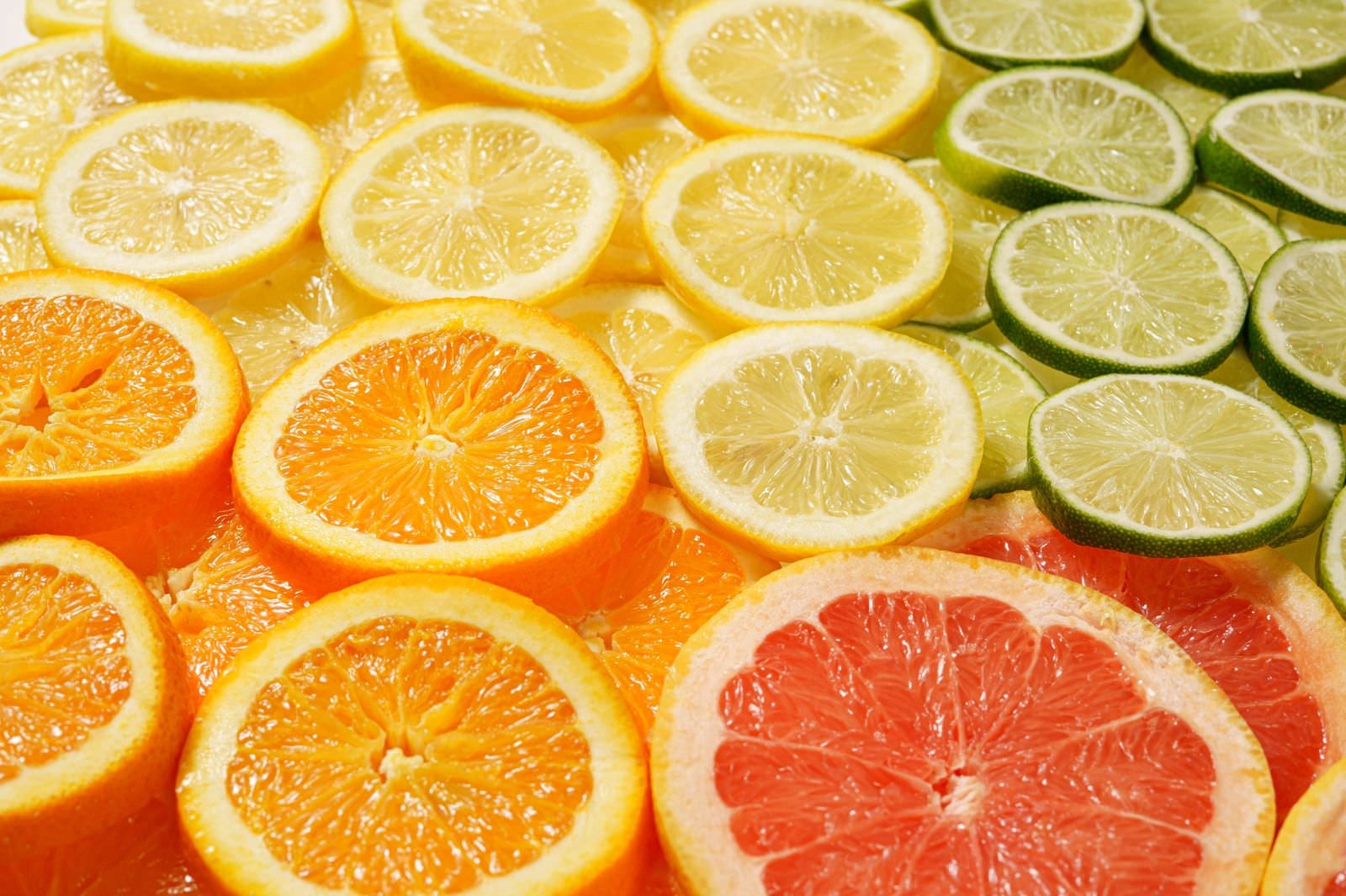 「柑橘類のカットフルーツ」の写真