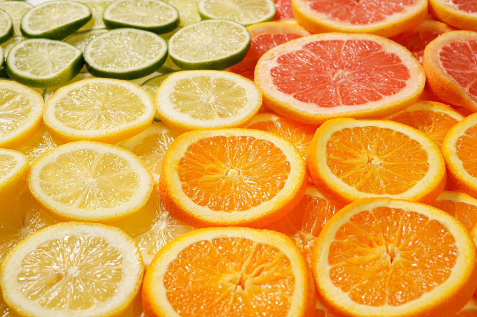 「レモンやライム、オレンジにグレープフルーツのカットフルーツ」の写真