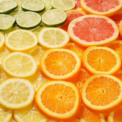 オレンジやグレープフルーツのカットフルーツの写真