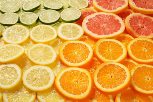 オレンジやグレープフルーツのカットフルーツの写真