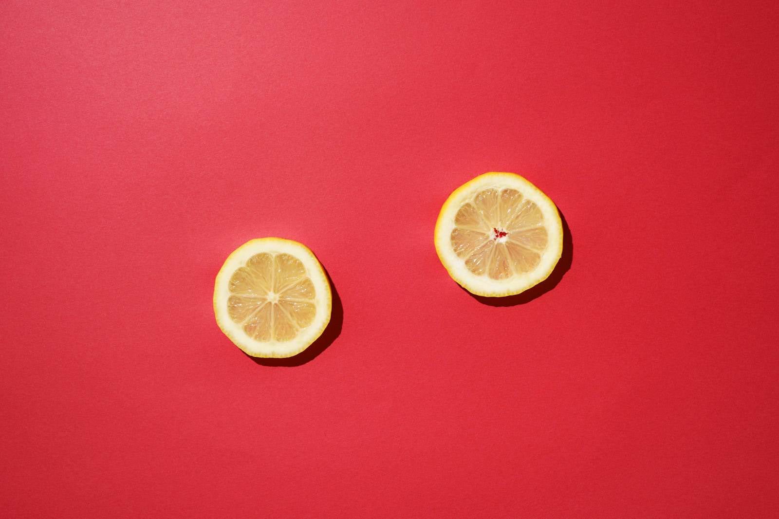 「赤い背景とレモンの輪切り」の写真