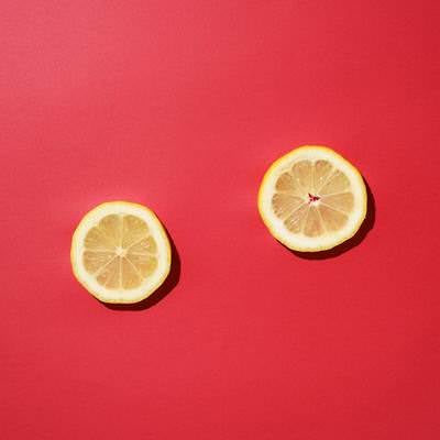 赤い背景とレモンの輪切りの写真
