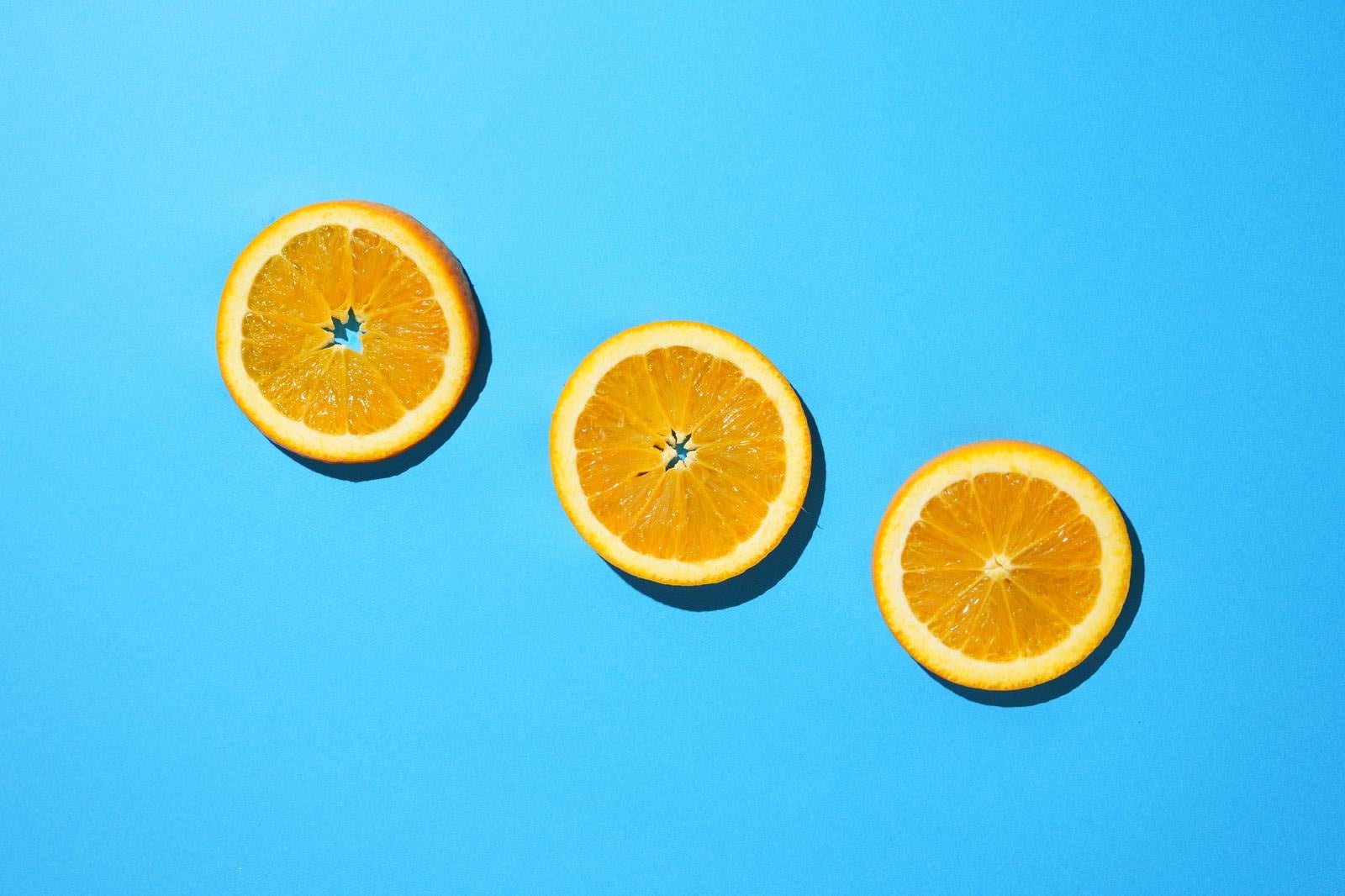 「青色の背景と輪切りオレンジ」の写真