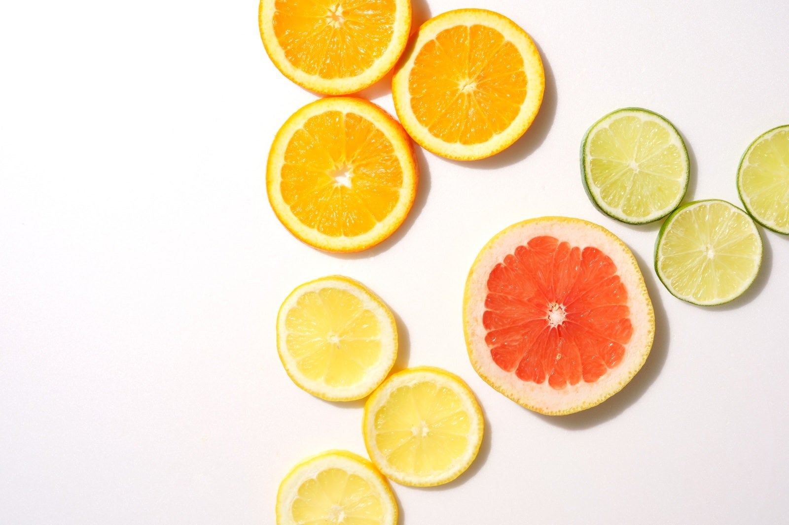 「輪切りした柑橘類の果物」の写真