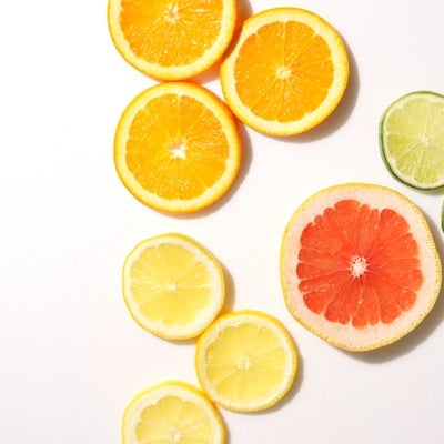 輪切りした柑橘類の果物の写真
