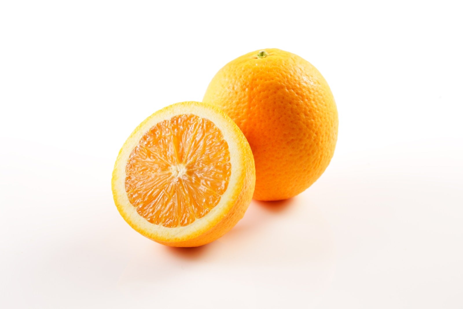 「カット前と1/2カットのオレンジ」の写真
