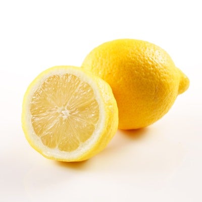 カット前と1/2カットのレモンの写真