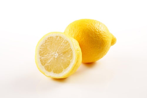 カット前と1/2カットのレモンの写真