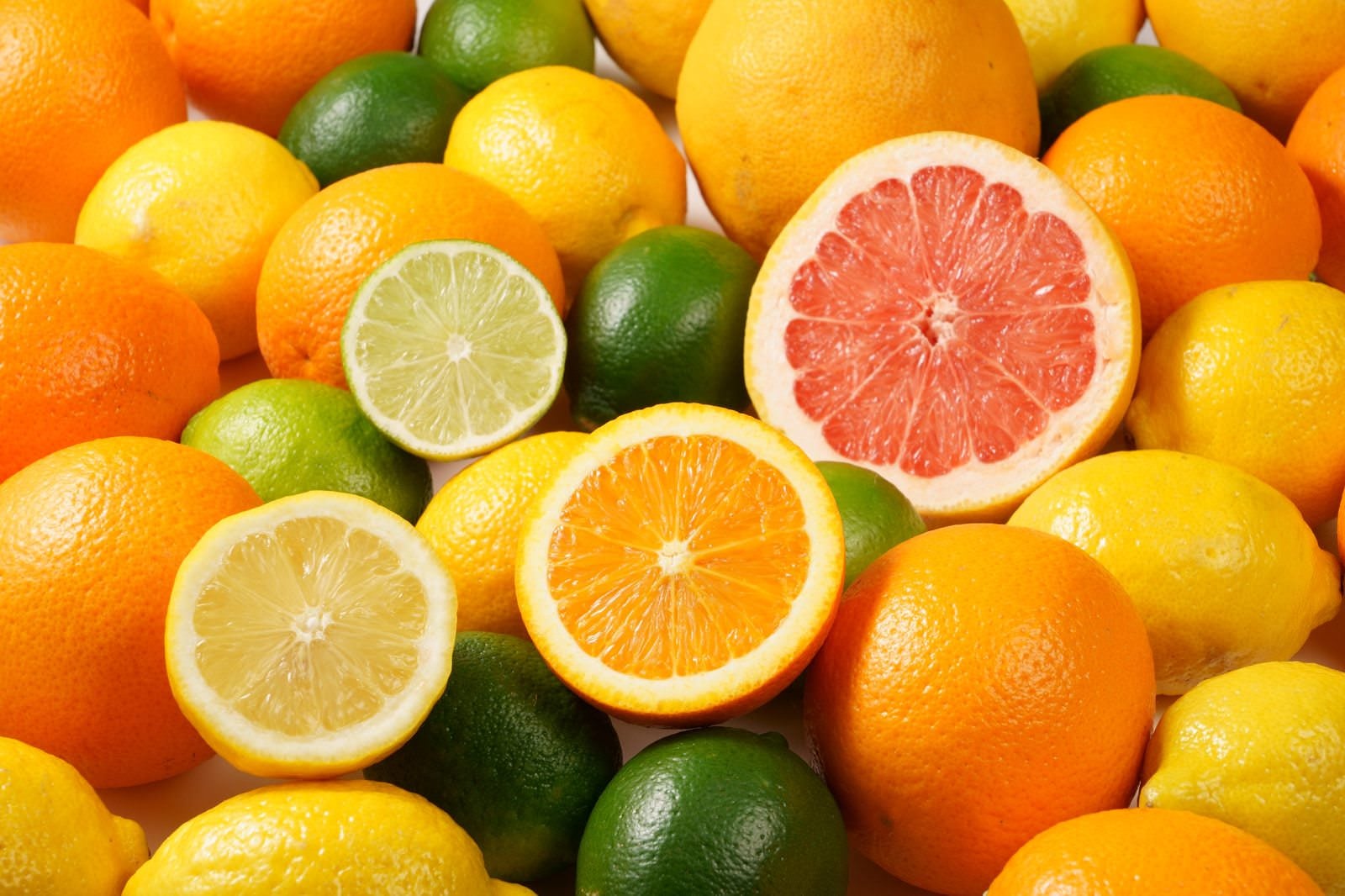 「柑橘系のフルーツ盛りだくさん」の写真