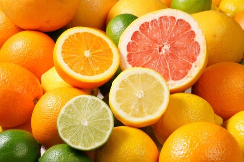 ハーフカットした柑橘系フルーツの盛り合わせの写真