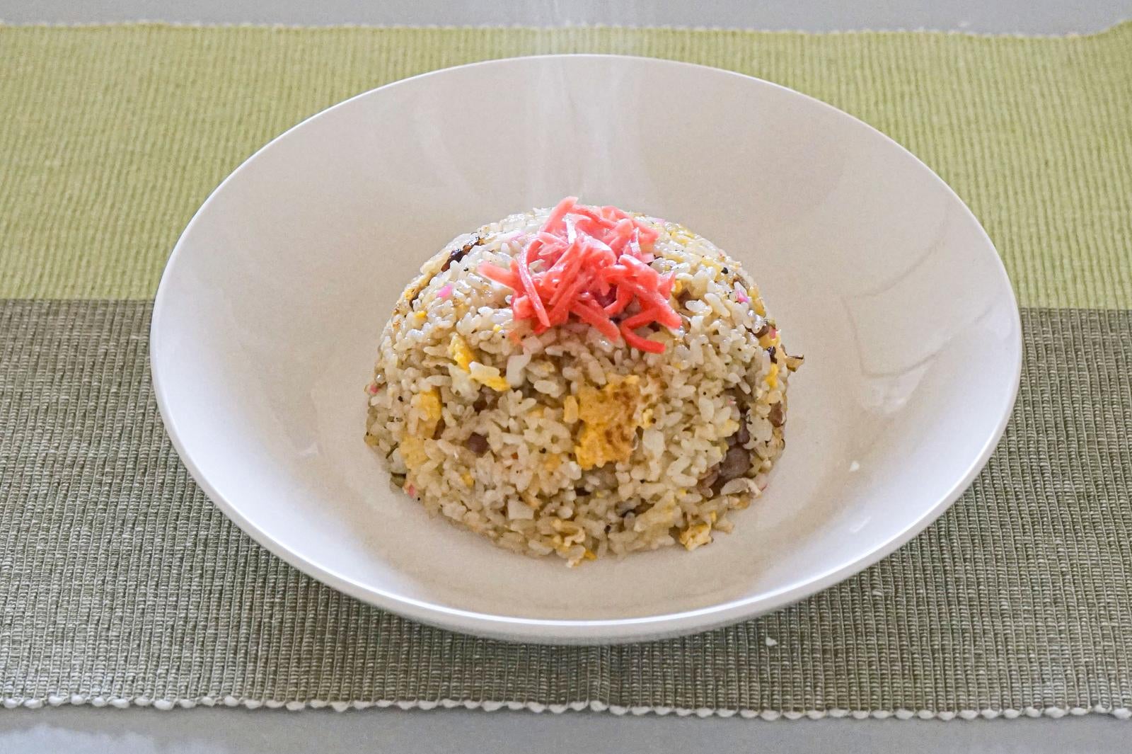 「白い皿に盛られたチャーハン」の写真