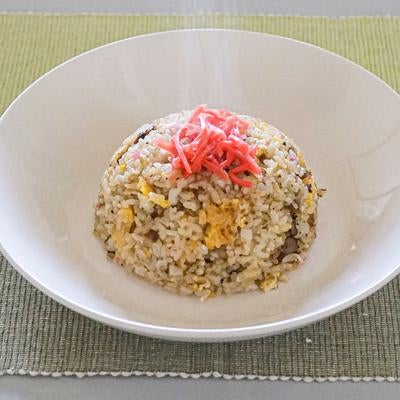 白い皿に盛られたチャーハンの写真