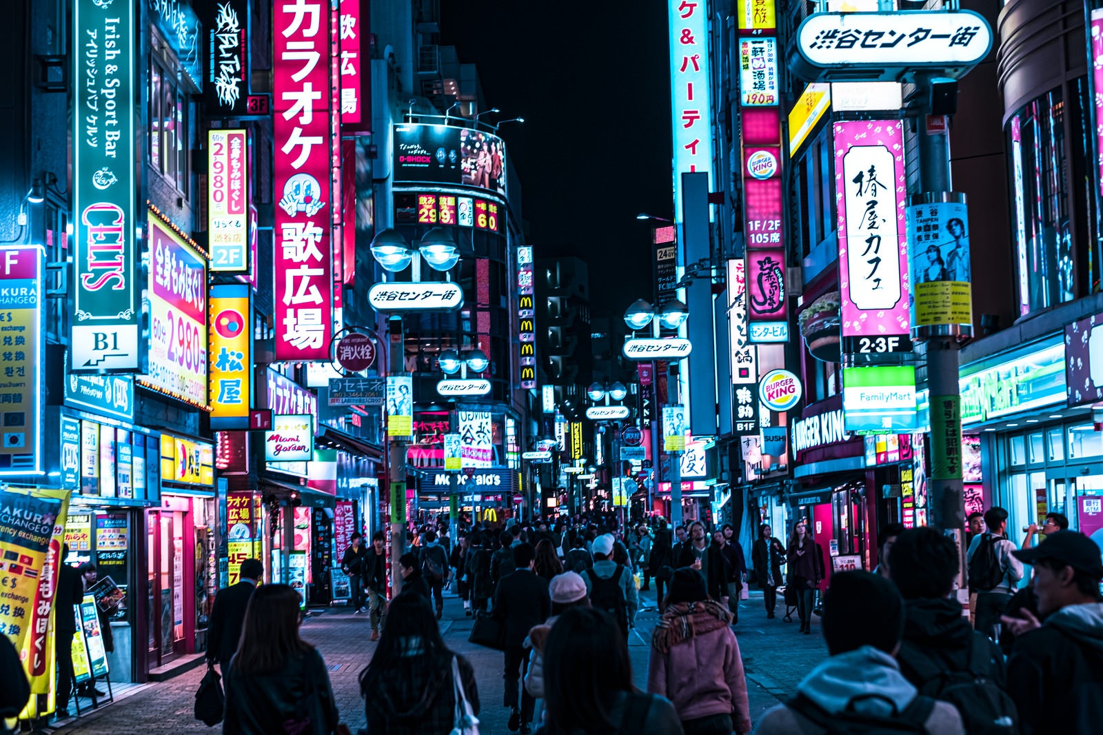 「渋谷センター街のサイバーパンク」の写真