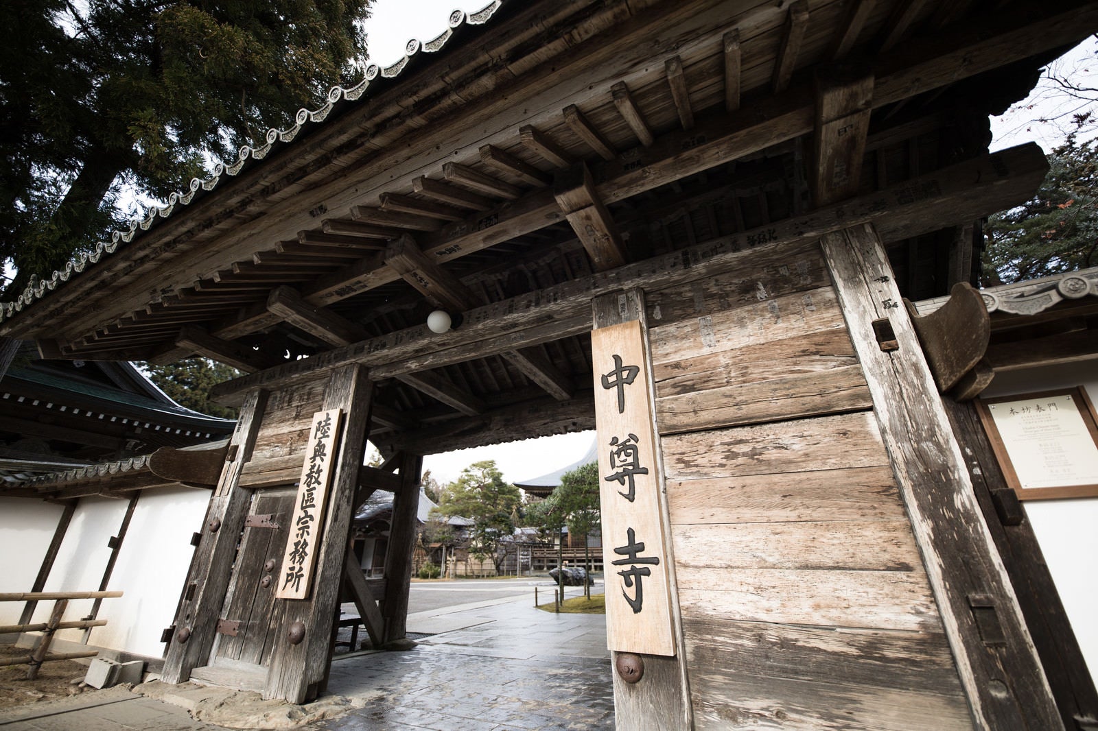 「中尊寺本堂の門」の写真