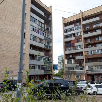 ウランバートルの集合住宅と駐車場の写真