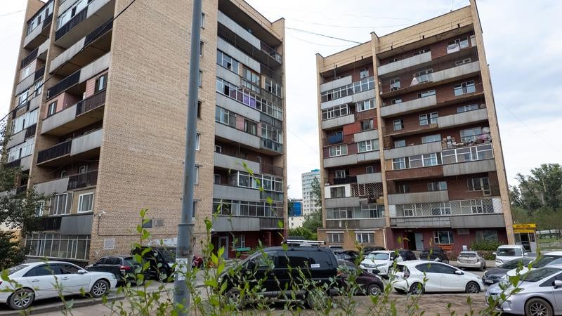 ウランバートルの集合住宅と駐車場