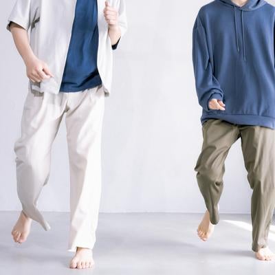 裸足でダンスする二人組の写真