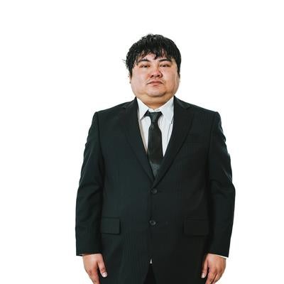 直立不動で立つ無愛想なスーツ姿の男性の写真