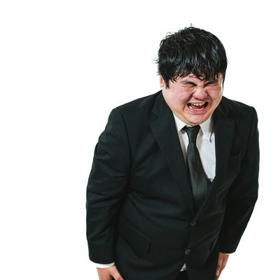全力で謝罪する男性会社員の写真