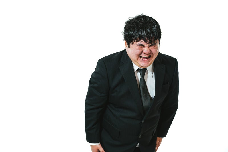全力で謝罪する男性会社員の写真