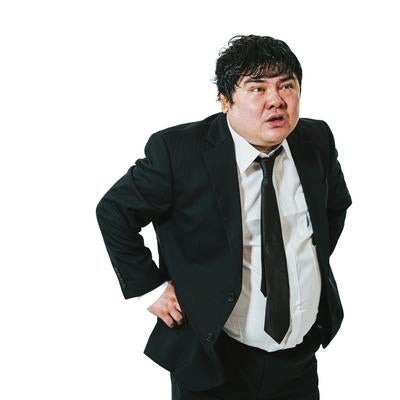 営業回りでバテたスーツ姿の会社員の写真