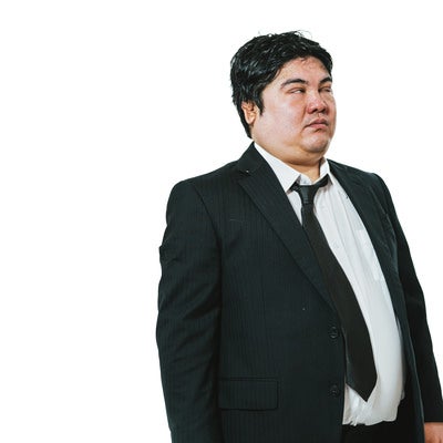 直立不動で感無量の男性会社員の写真