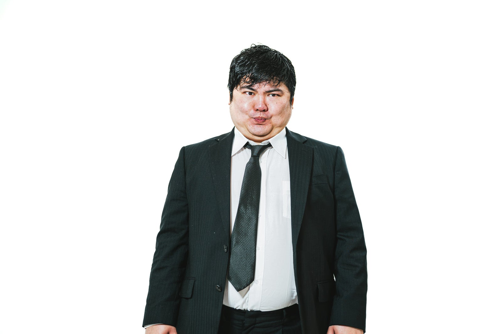 「口をつぐむ男性会社員」の写真［モデル：段田隼人］