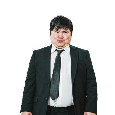 口をつぐむ男性会社員の写真