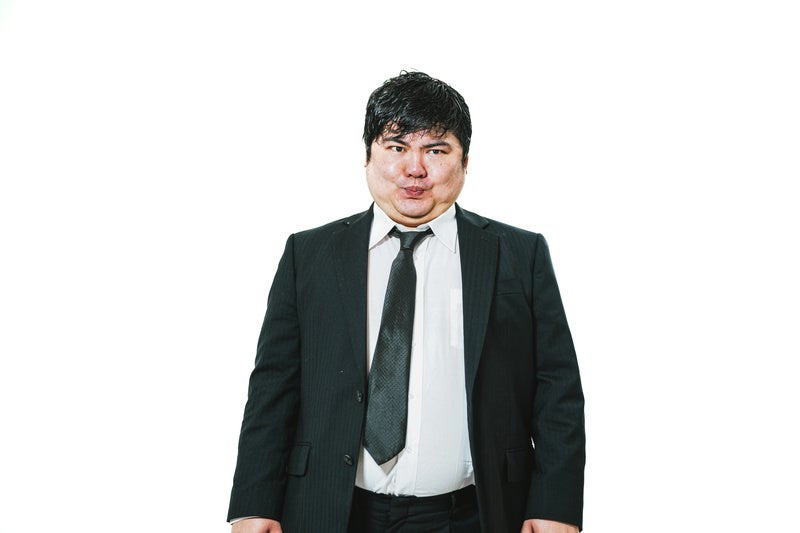 口をつぐむ男性会社員の写真