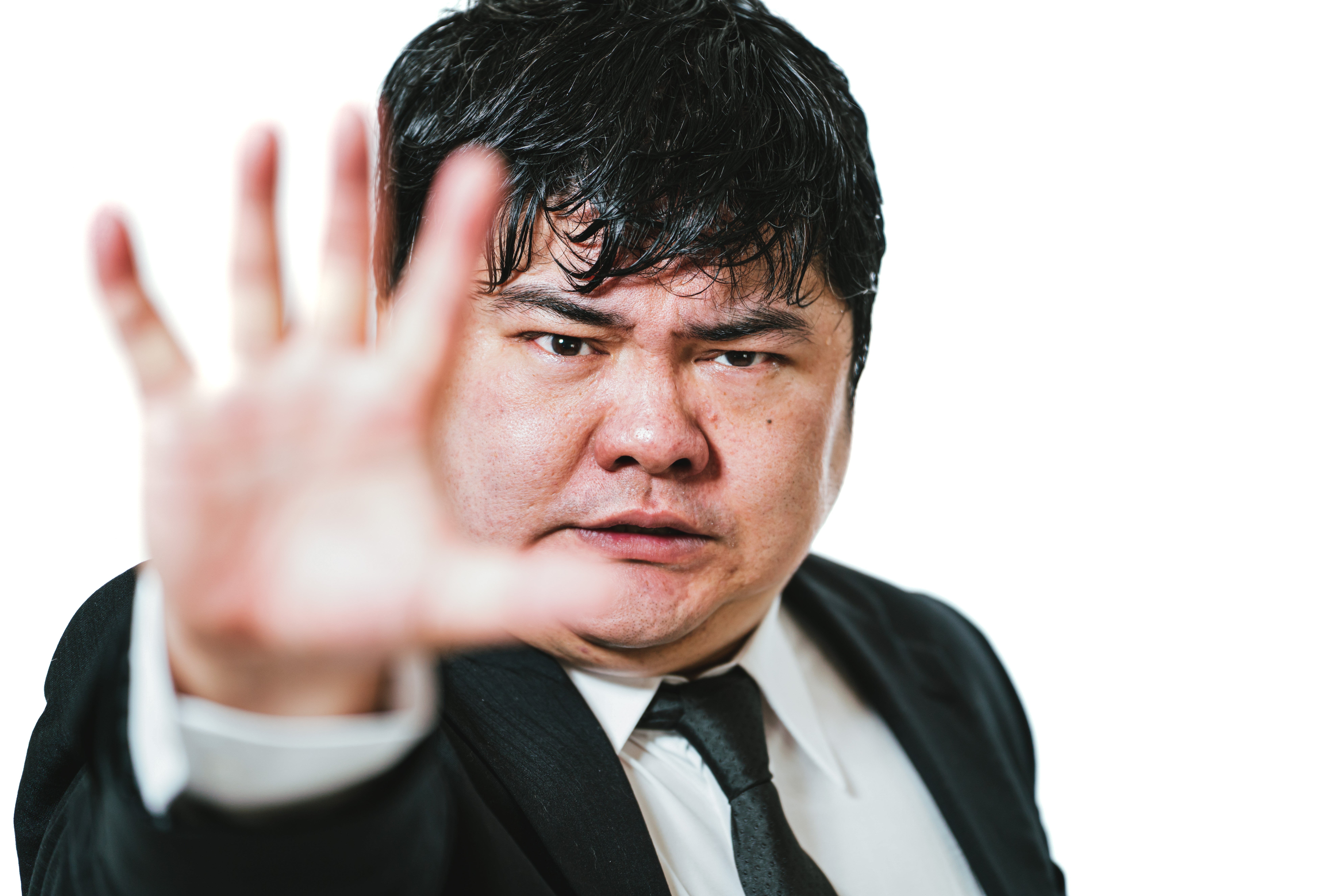 手でストップサインを示すビジネスマン - ぱくたそ