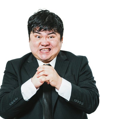 憤怒する会社員の男性の写真