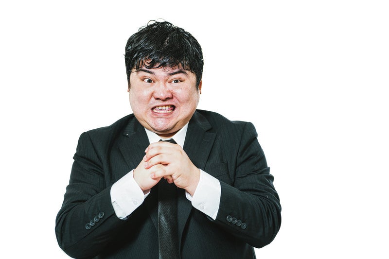 憤怒する会社員の男性の写真