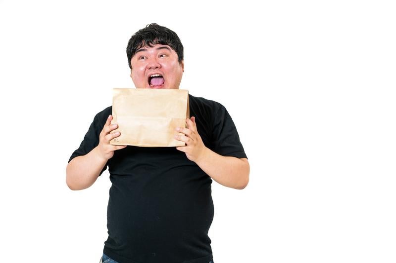 紙袋を持って大喜びする男性の写真