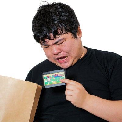 レトロゲームガチャをする男性の写真