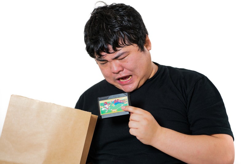 レトロゲームガチャをする男性の写真