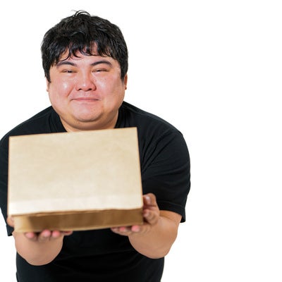 小包を受け取る簡単なアルバイトの写真