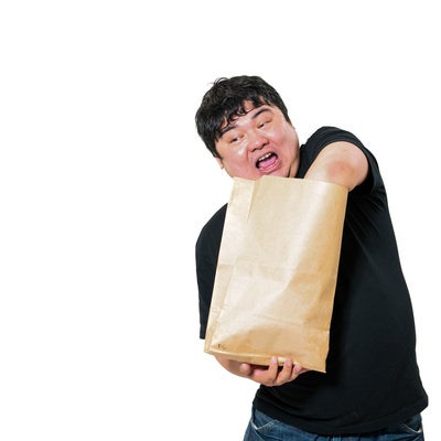 豪快に紙袋の中身に手を突っ込む開封シーンの写真