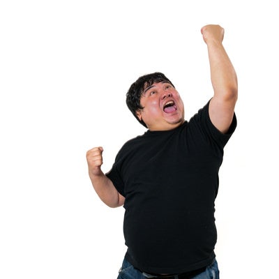 全力で拳を突き上げるの写真