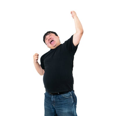 叫びながら拳を突き上げる男性の力強いガッツポーズの写真