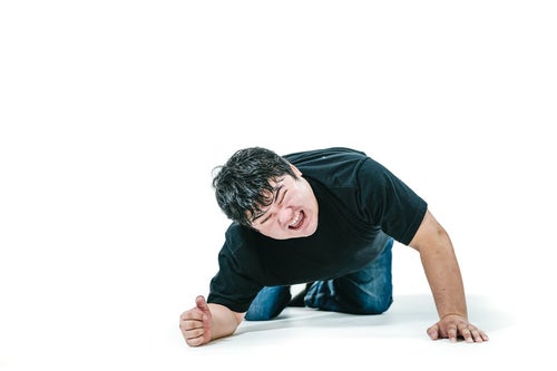 床を叩く男性の写真