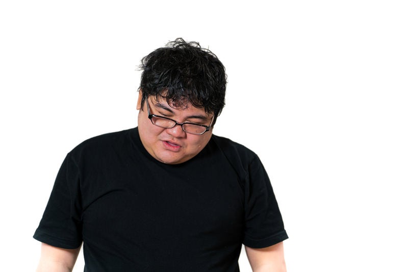 疲労困憊のメガネ着用の男性の写真