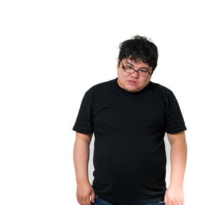 放心状態で立ち尽くす眼鏡男子の写真